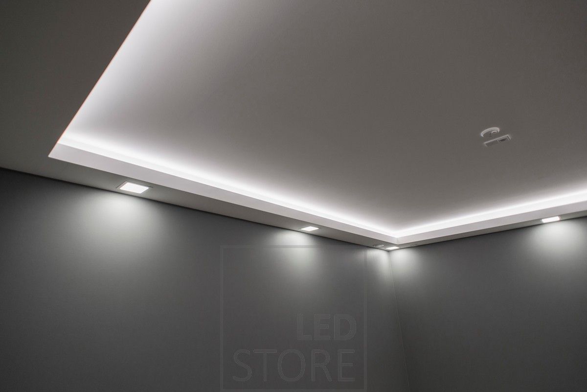 Huonetta kiertämässä led nauha alaslaskuhyllyllä. Hyllyyn upotettu Paneeli-valaisimet alasvaloiksi. Ledstore.fi